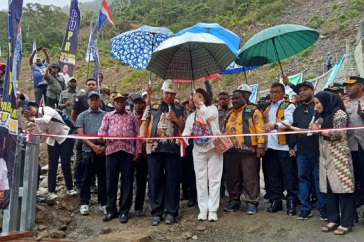 Penjabat Gubernur Papua Barat Paulus Waterpauw meresmikan jembatan bailey di Kampung Demaisi, Distrik Minyambouw, Kabupaten Pegunungan Arfak, Jumat (4/8/2023). ANTARA/Fransiskus Salu Weking