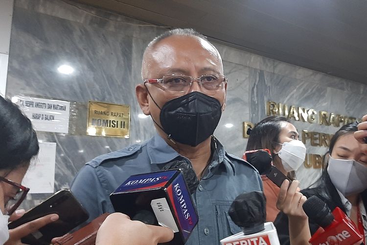 Wakil Sekretaris Jenderal PDI-P Arif Wibowo memberi keterangan kepada wartawan di Kompleks Parlemen, Jakarta, Rabu (6/10/2021).