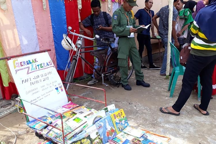 Ibu Kurnia Astuti saat membuka lapak gerobak baca di Tempat Pemungutan Suara saat berlangsung acara pemilu kemarin. 