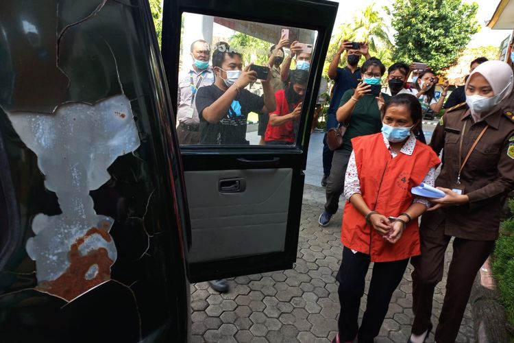 Mantan bendahara Badan Usaha Milik Desa (BUMDes) Gema Matra Desa Pucaksari, Kecamatan Busungbiu, Kabupaten Buleleng, Provinsi Bali, berinisial NPM (48) digiring ke mobil tahanan.