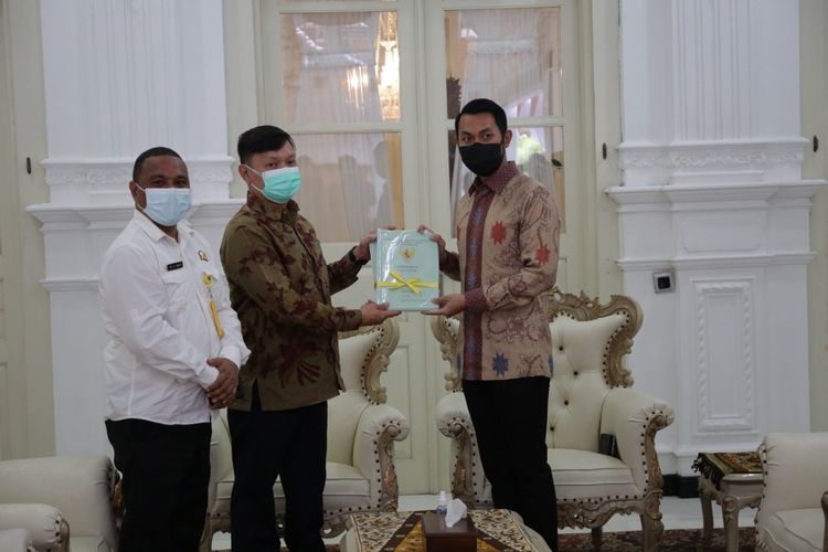 Wakil Menteri ATR/BPN RI, Surya Tjandra menyerahkan sertifikat tanah secara simbolis kepada Bupati Tuban, Aditya Halindra Faridzky di Rumah Dinas Bupati Komplek Pendopo Krido Manunggal Tuban.