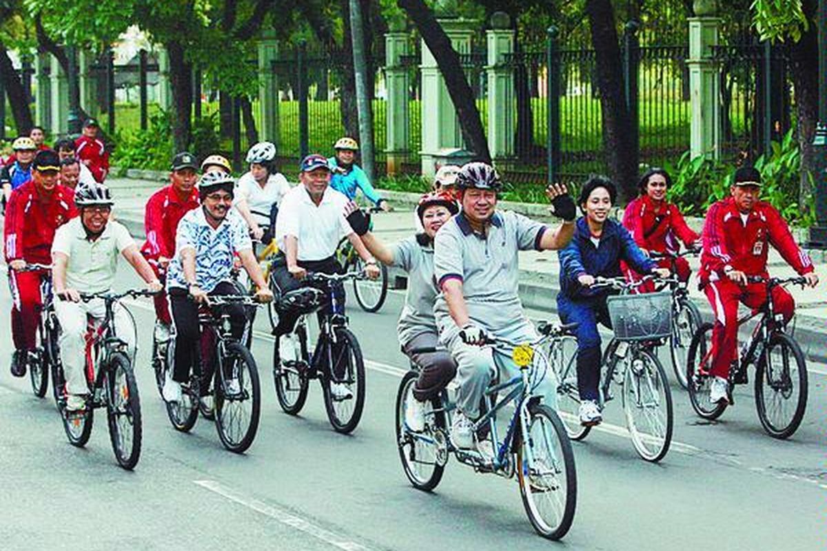 Presiden Susilo Bambang Yudhoyono, berboncengan dengan Ny Ani Yudhoyono, bersepeda santai di Jalan Medan Merdeka Barat, Jakarta, Jumat (20/6) pagi. Kegiatan bersepeda santai dilakukan Presiden untuk menyosialisasikan kepada masyarakat agar memakai sepeda sebagai sarana transportasi yang murah dan sehat.  