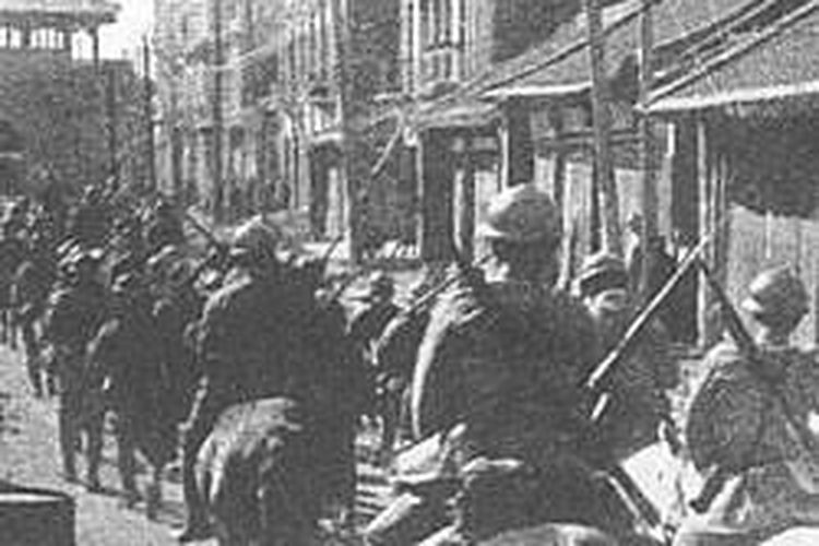 Tentara Jepang memasuki Shenyang selama Insiden Mukden.