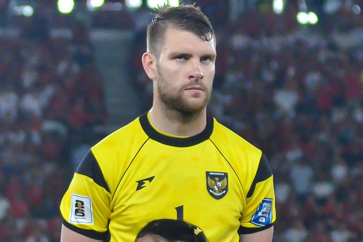 Penjaga gawang Timnas Indonesia Maarten Paes saat tampol di hadapan ribuan suporter menghadapi Bahrain pada pertandingan lanjutan ronde ketiga Kualifikasi Piala Dunia 2026 Zona Asia, Selasa (25/3/2025) di Stadion Utama Gelora Bung Karno, Senayan Jakarta.