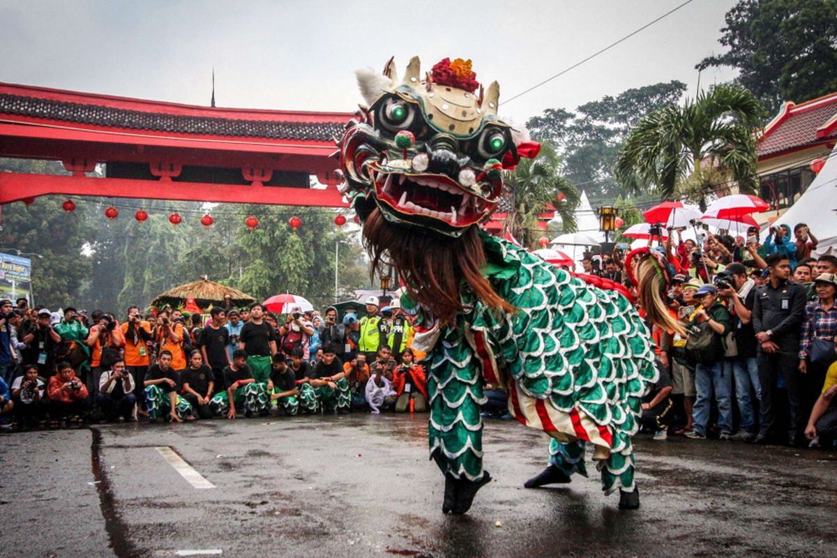 Suasana pawai pesta rakyat Cap Go Meh Street Festival di Jalan Suryakencana, Kota Bogor, Jawa Barat, Jumat (2/03/2018). Acara yang dikemas dalam bentuk kirab budaya nusantara ini merupakan puncak perayaan imlek yang selalu digelar setiap tahun.