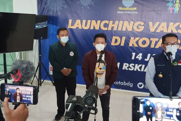 Vokalis band Noah Azril Irham atau yang akrab disapa Ariel, menjadi salah satu pesohor asal Bandung yang mendapat kesempatan untuk disuntik vaksin tahap pertama di RSKIA Kota Bandung.