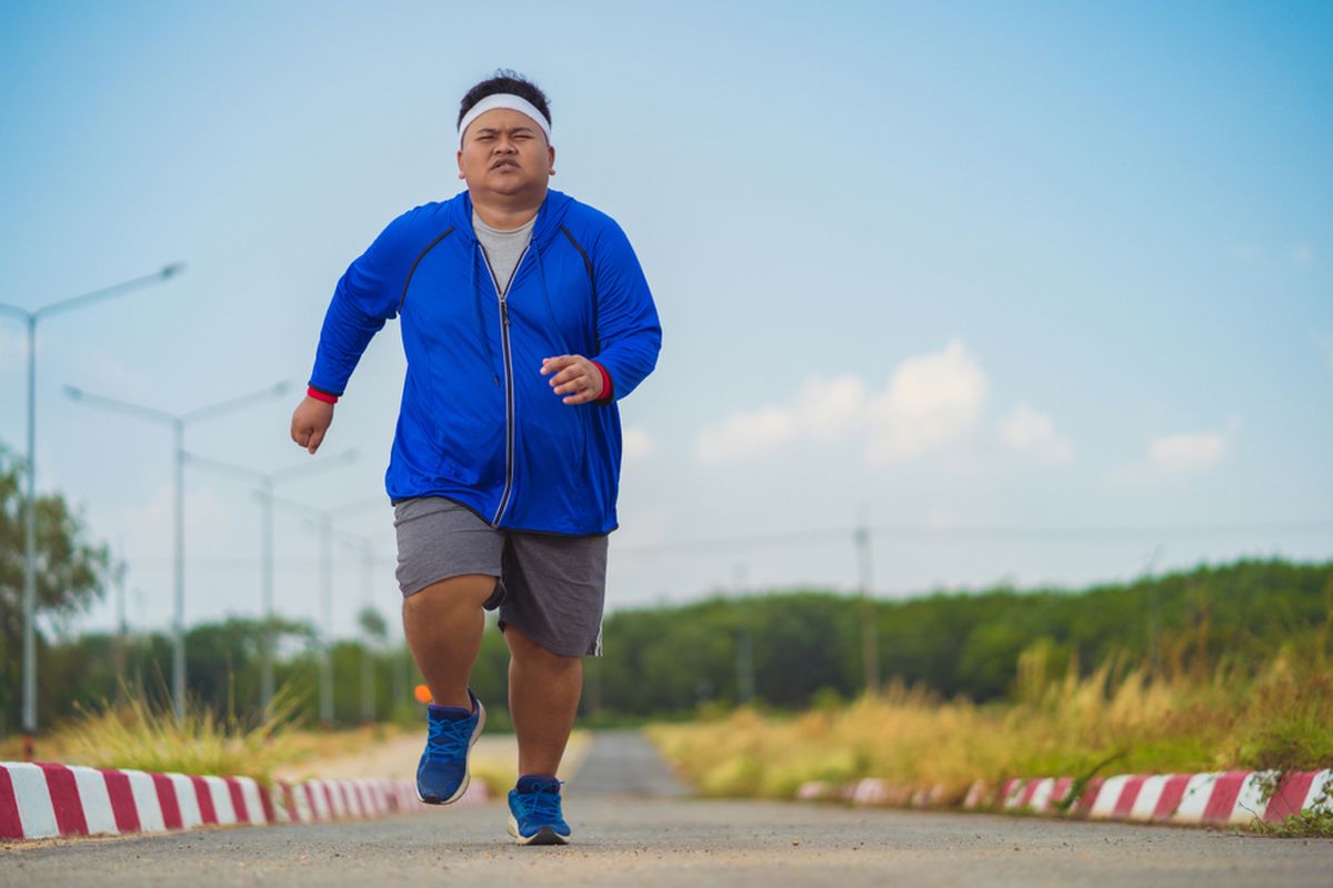 Jalan kaki bisa menjadi salah satu cara untuk mengecilkan perut buncit.