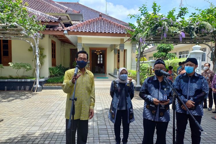Gubernur DIY Sultan HB X bersama dirjen kemendikbudristek setelah penetapan wbtb, Selasa (27/9/2022)