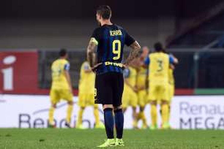 Mauro Icardi melihat perayaan gol Chievo Verona ke gawang Inter Milan pada partai Serie A di Stadion Marcantonio Bentegodi, 21 Agustus 2016.
