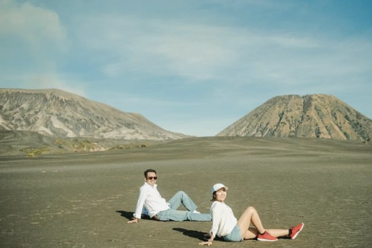 Salah satu keluarga yang yang menghabiskan liburan dengan mengunjungi Gunung Bromo.