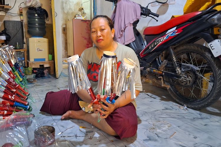 Marni (40) saat diwawancarai dikediamannya di Kecamatan Banjaran, Kabupaten Bandung, Jawa Barat, Kamis (11/12/2025) Marnimembesarkan anak-anaknya dengan dari hasil membuat terompet tahun baru