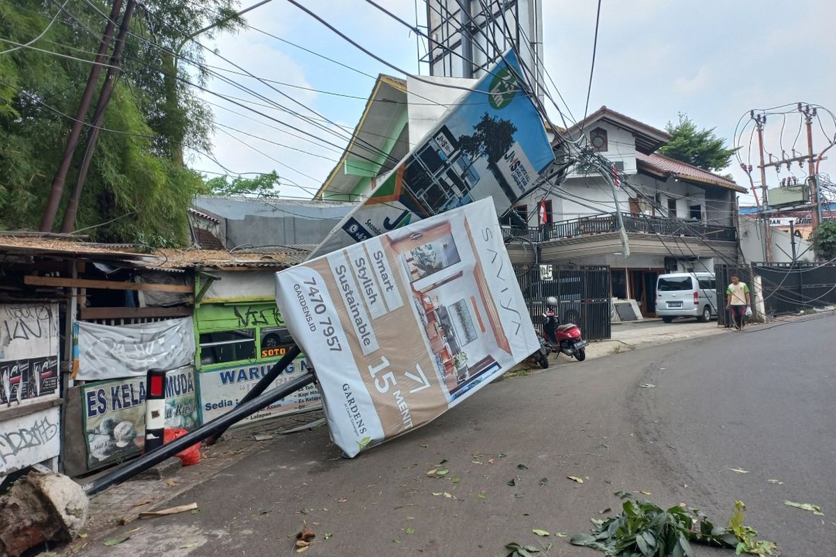 Baliho dan tiang penyangga di Jalan Raya Cirendeu, Ciputat Timur, Tangerang Selatan, ambruk, Rabu (1/9/2021).