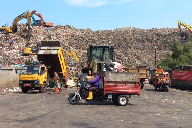Petugas tengah melakukan penataan sampah di Tempat Pembuangan Sampah (TPA) Cipayung, Depok pada Senin (23/5/2022).