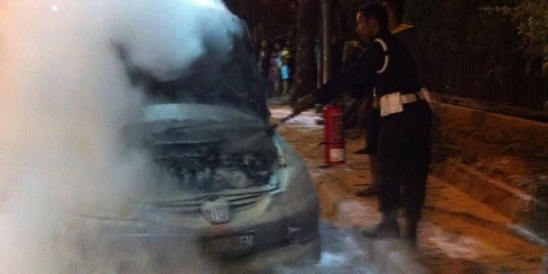 Mobil sedan yang terbakar di Jalan TB Simatupang