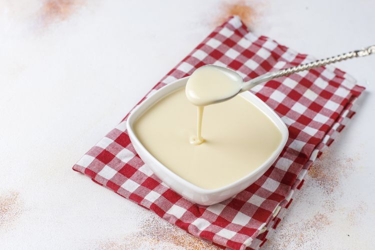 Ilustrasi susu kental manis, produk olahan susu yang dibuat dengan dikentalkan. 