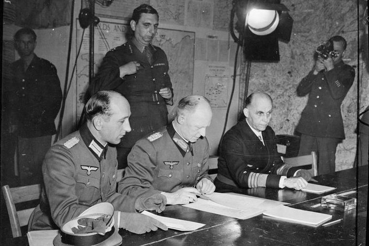 Perwakilan dari Jerman menandatangani perjanjian penyerahan pasukan tanpa syarat kepada Sekutu