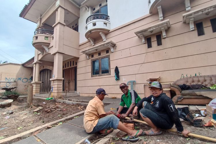 Pemasangan kembali pompa air di kediaman Eny Sukaesi (58) dan Pulung Mustika Abima (23) atau Tiko di Kompleks PLN di Kelurahan Jatinegara, Kecamatan Cakung, Jakarta Timur, Minggu (8/1/2023).