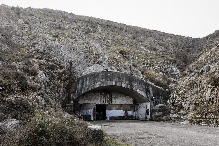 Beginilah penampilan gerbang utama Pangkalan AU Gjader, Albania. Fasilitas militer yang dibangun masuk ke dalam perut gunung ini adalah bagian dari program fortifikasi militer yang dilakukan di masa pemerintahan diktator komunis Enver Hoxha.