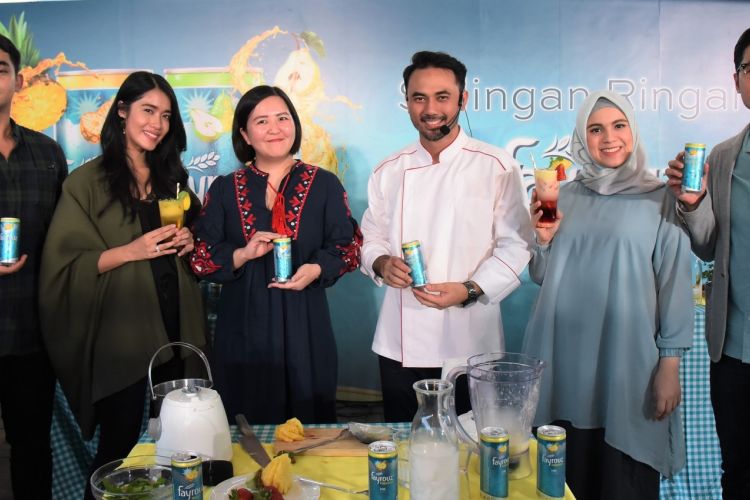 Dari Ki-Ka: Selebgram Adie Baron dan Ana Octarina, Marketing Manager Fayrouz Ria Sutrisno, Chef Ari Galih, dan pasangan artis Nycta Gina dan Rizky Kinos, dalam acara Ramadhan with Fayrouz, di Jakarta (06/06).
