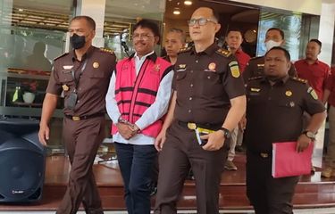 Menkominfo Johnny G Plate mengenakan rompi tahanan khas Kejagung berwarna pink  di Lobi Gedung Bundar Kejagung, Jakarta, Rabu (17/5/2023).
