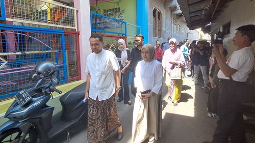Pakai Sarung Batik Saat Mencoblos, Cawalkot Solo Respati Ardi: "Silir"