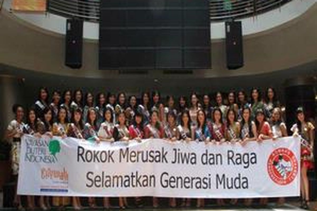 Puteri Indonesia Lingkungan 2009 dan Duta Masyarakat Sehat Tanpa Rokok, Zukhriatul Hafizah bersama 38 finalis PPI 2010, menggelar aksi damai anti tembakau di Citywalk Sudirman, Jakarta, (2/10/2010). Kontribusi seperti apa yang akan dilakukan para puteri setelah kembali ke daerah nanti?