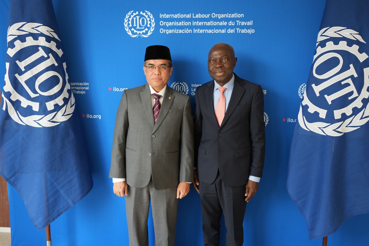 Menteri Ketenagakerjaan (Menaker) Republik Indonesia (RI), Yassierli, berfoto bersama Direktur Jenderal (Dirjen) ILO, Gilbert F. Houngbo, usai melakukan pertemuan bilateral di sela-sela Konferensi Perburuhan Internasional (International Labour Conference/ILC) ke-113 di Jenewa, Swiss, Senin (9/6/2025).