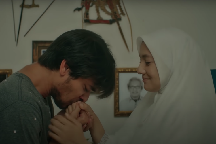 Wafda Saifan dan Cut Mini dalam salah satu adegan film Sampai Jadi Debu (2021).