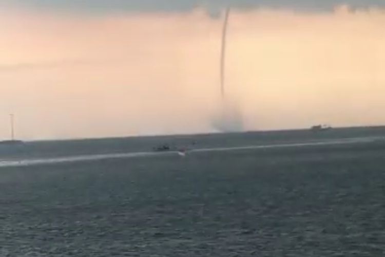 Waterspout yang menghebohkan warga Kota Probolinggo saat berada di pelabuhan. 