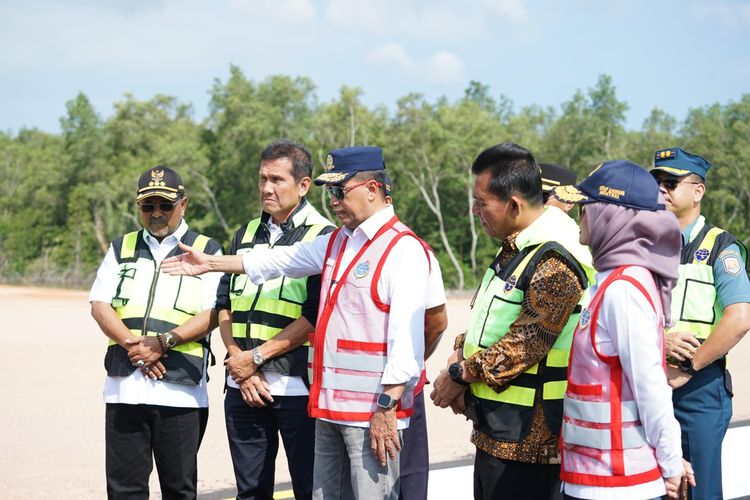 Menteri Perhubungan (Menhub) RI Budi Karya Sumadi meninjau langsung Bandara Raja Haji Abdullah (RHA) yang ada di Kabupaten Karimun, Kepulauan Riau.