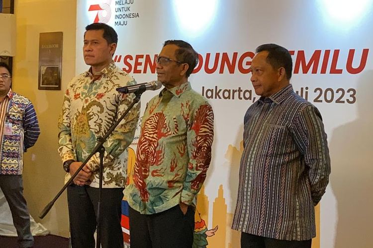 Menteri Koordinator Bidang Politik, Hukum, dan Keamanan (Menko Polhukam) Mahfud MD mengakui sulitnya mengidentifikasi buzzer atau pendengung.  Hal itu disampaikan Mahfud usai acara  “Senandung Pemilu Damai” di salah satu hotel di Jakarta Pusat, Selasa (18/7/2023) petang.