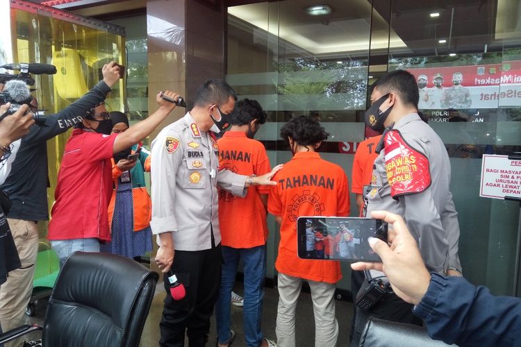 Polisi menunjukkan Dua dari tiga tersangka penjambretan handphone milik anak kecil di Kebayoran Lama, Jakarta masih berstatus pelajar di Mapolres Metro Jakarta Selatan, Kamis (22/10/2020).