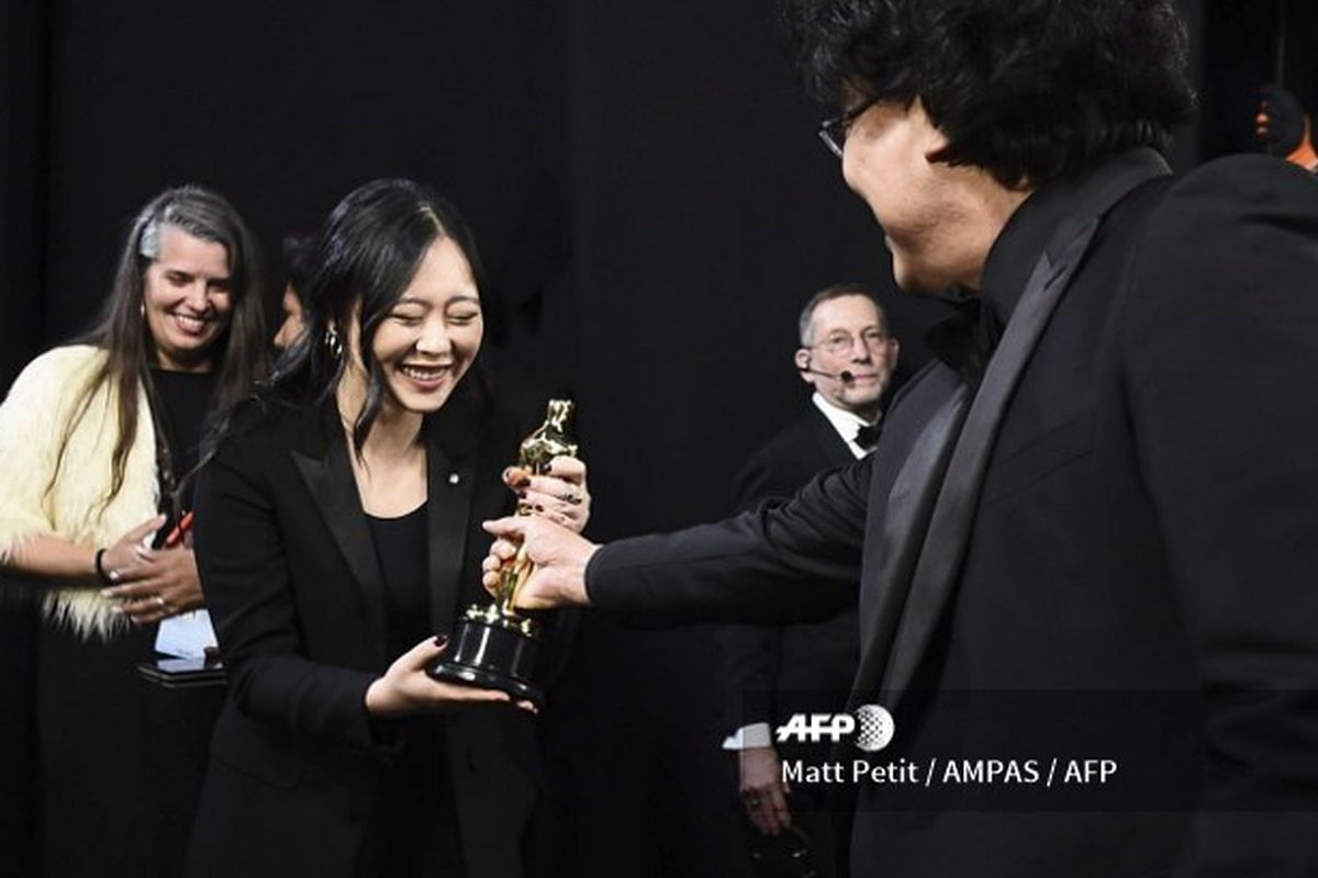 Sharon Choi saat menemani sutradara Bong Joon Ho di panggung Oscar 2020.