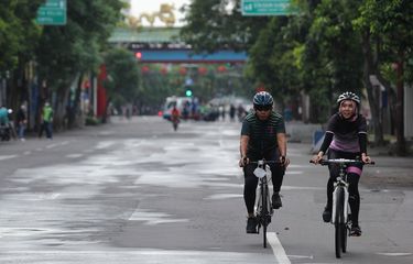 Warga bersepeda saat hari bebas berkendara motor atau Car Free Day (CFD) di Jalan Kembang Jepun, Surabaya, Jawa Timur, Minggu (20/3/2022). Pemkot Surabaya kembali membuka CFD di dua lokasi yaitu di Jalan Kertajaya dan Jalan Kembang Jepun karena menurunnya kasus aktif COVID-19 di Surabaya. ANTARA FOTO/Didik Suhartono/YU