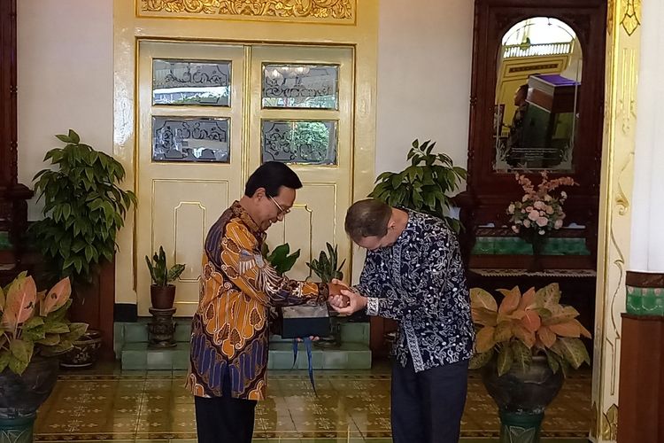 Gubernur DIY Sri Sultan Hamengku Buwono X saat menerima hard drive berisi manuskrip jawa kuno, sebanyak 120 manuskrip Jawa dikembalikan oleh Pemerintah Inggris dalam bentuk digital, Kamis (16/11/2023)