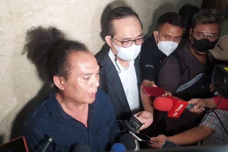 Pengacara Bharada E, Deolipa Yumara, saat ditemui wartawan di gedung Bareskrim Polri, Jakarta Selatan, Senin (8/8/2022) malam. 