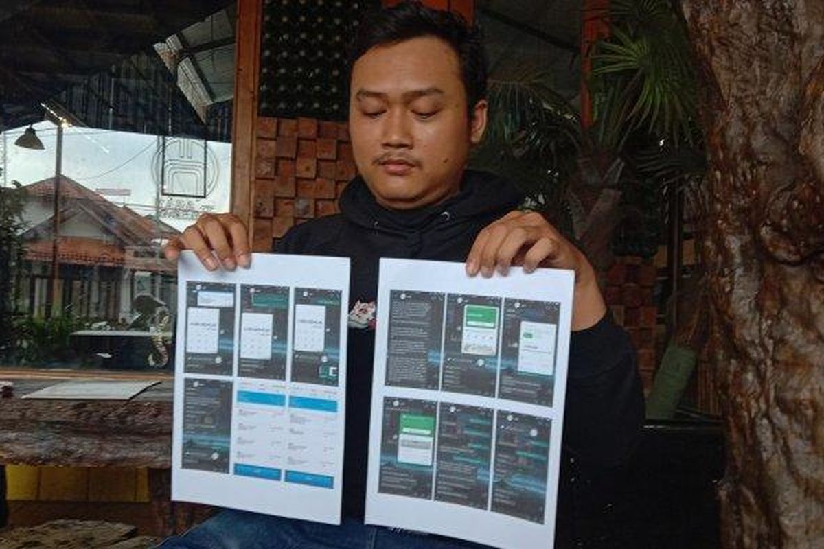 Korban penipuan, Dionisius Bayu saat menunjukkan bukti chat WA pelaku. 
