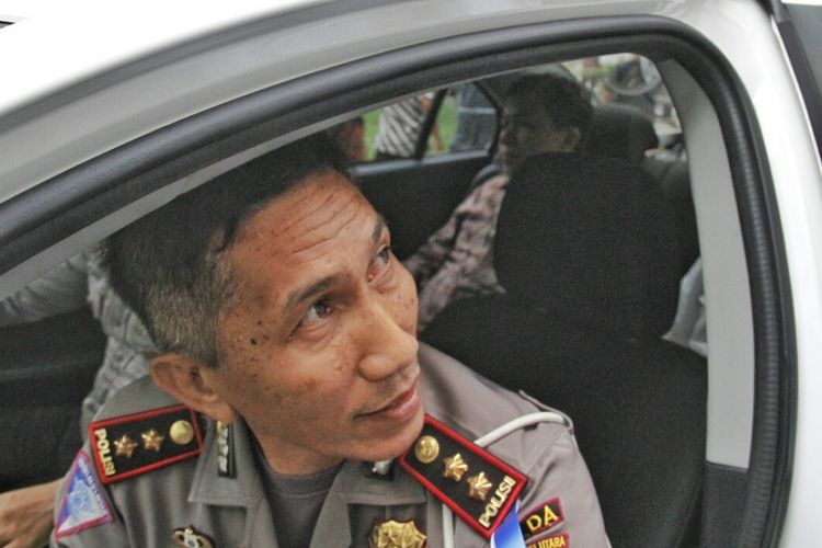 Fahri Hamzah menggunakan mobil polisi saat keluar dari Kantor Gubernur Sulut untuk menghindari massa yang menolak kedatangannya di Manado, Sabtu (13/5/2017)