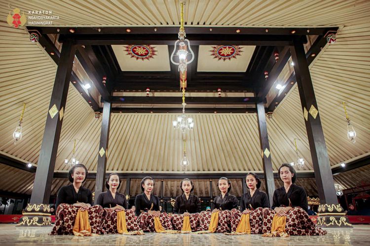 Para penari Bedhaya Sapta yang merupakan salah satu tari klasik Yasan Dalem (karya) Sri Sultan Hamengku Buwono IX saat berfotodi Bangsal Srimanganti.