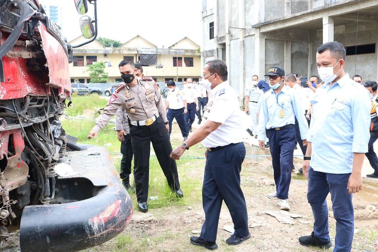 Direktur Jenderal Perhubungan Darat Kementerian Perhubungan (Kemenhub) Budi Setiyadi, mendatangi lokasi kecelakaan di Balikpapan.