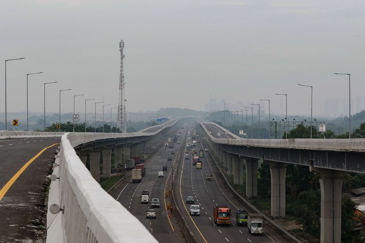 bJalan Tol Layang Jakarta - Cikampek tampak sepi setelah ditutup pada kedua arah, Sabtu (2/5/2020). Penutupan Jalan Tol Layang Jakarta - Cikampek dilakukan untuk mencegah penyebaran virus Covid-19 selama masa mudik Idul Fitri 1441 H.