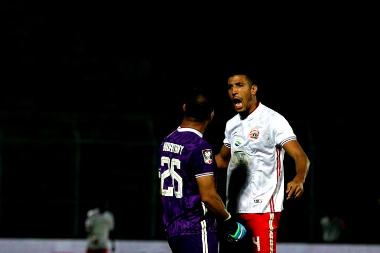 Pemain asing Persija Jakarta Yan Motta melakukan selebrasi dengan kipernya Andritany saat babak penyisihan Grup B melawan Borneo FC yang berakhir dengan skor 0-4 di Stadion Kanjuruhan Kabupaten Malang, Jawa Timur, Sabtu (27/03/2021) malam.