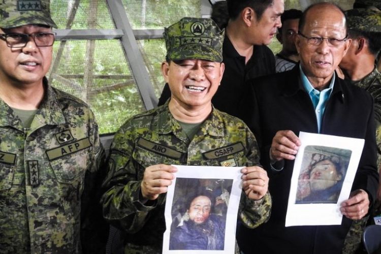 Panglima Angkatan Bersenjata Filipina Jenderal Eduardo Ano (tengah) membawa foto Isnilon Hapilon dan Omarkhayam Maute yang tewas dalam baku tembak dengan tentara.