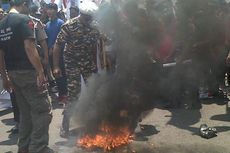 Tuntut Prabowo Menang, Massa Pendukung Bakar Ban di Depan MK 