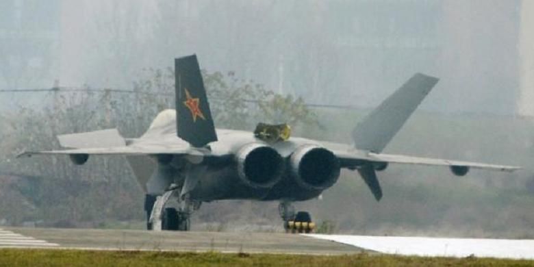 Pesawat yang dilaporkan sebagai  jet tempur siluman China, terlihat di Chengdu, Provinsi Sichuan. Foto diambil pada  5 Januari 2011.