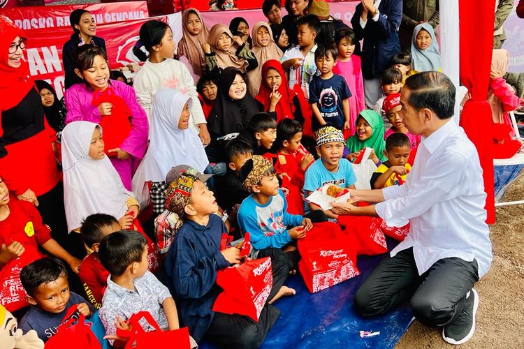 Presiden Joko Widodo memberikan makanan cepat saji kepada anak-anak korban gempa Cianjur, Kamis (8/12/2022).