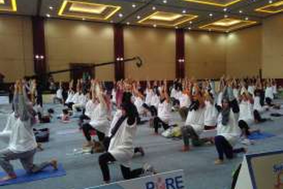 Para ibu hamil mengikuti yoga dalam acara Yoga Festival Fit & Fun di The Hall Senayan City, Sabtu (5/11/2016).