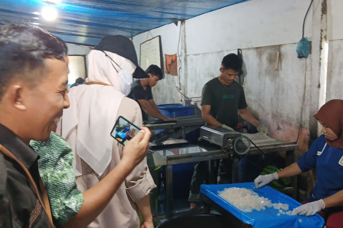 Contoh proses pembuatan nata de coco di Kecamatan Tembilahan, Kabupaten Indragiri Hilir, Riau.