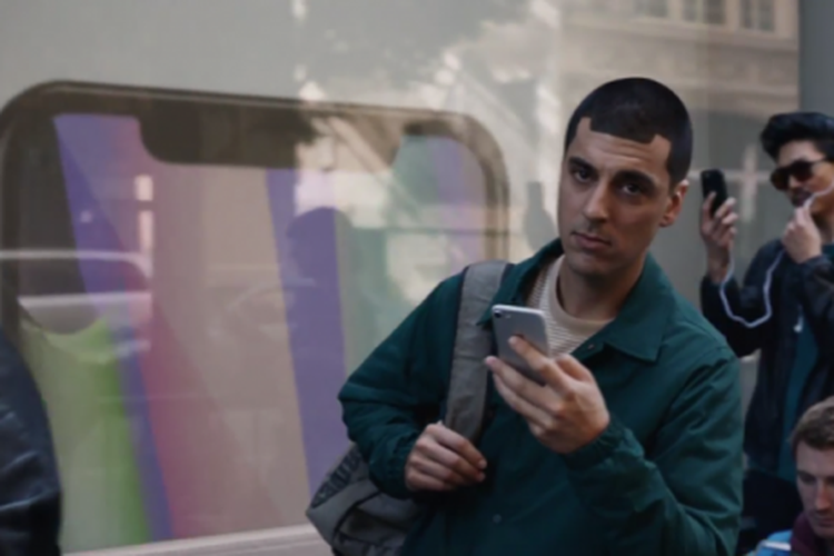 Iklan Samsung Sindir iPhone dengan adegan seorang pria yang memiliki potongan rambut menyerupai notch iPhone X sedang mengantre peluncuran iPhone X