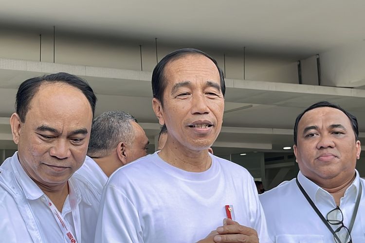 Presiden RI Joko Widodo ditemani Ketua Dewan Pengarah Musyawarah Rakyat (Musra) Andi Gani Nena Wea dan Penanggung Jawab Musra Budi Arie Setiadi saat ditemui di Istora Senayan Kompleks Gelora Bung Karno, Jakarta, Minggu (14/5/2023).